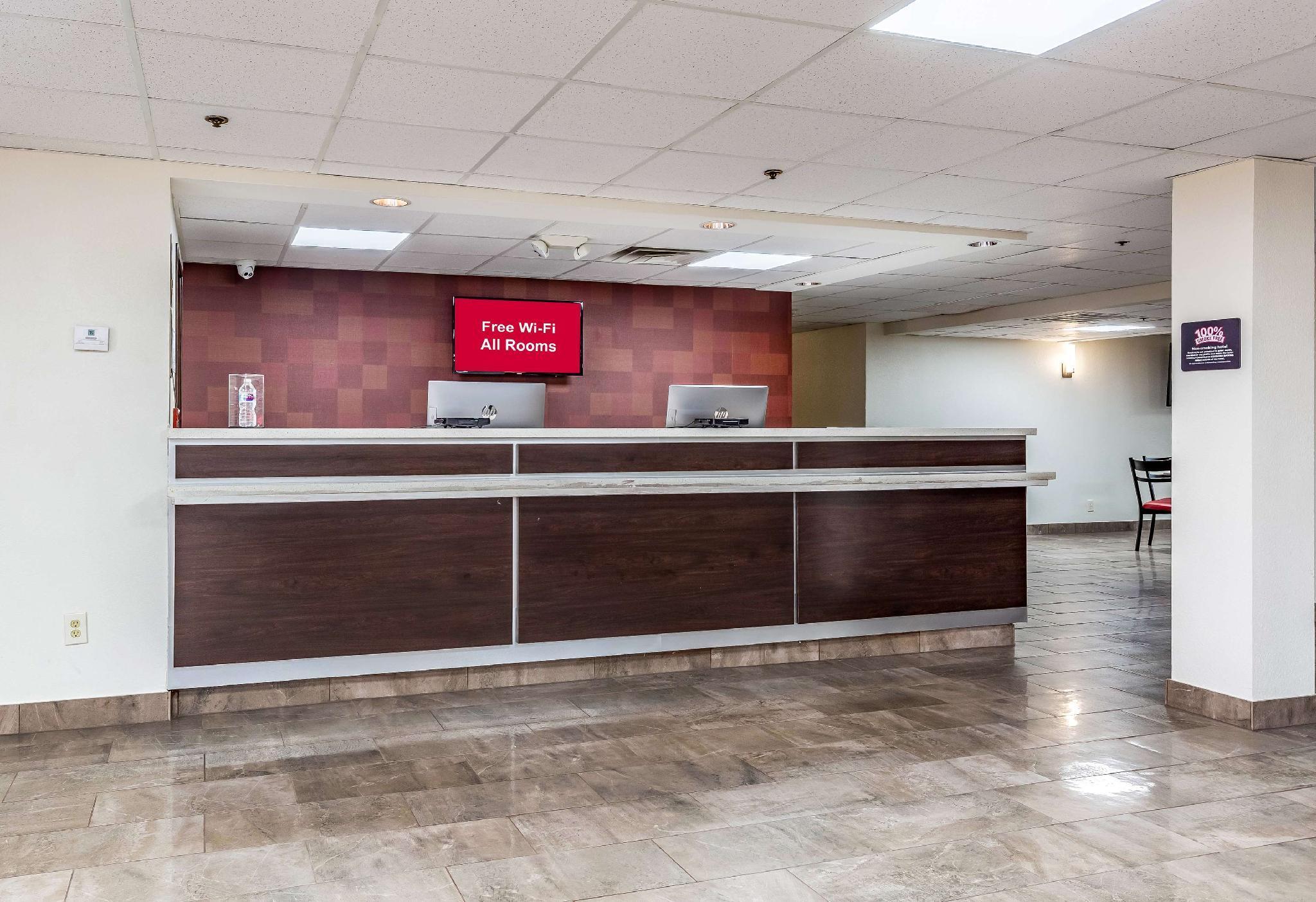 Red Roof Inn Plus & Suites Houston - Iah Airport Sw Exterior photo