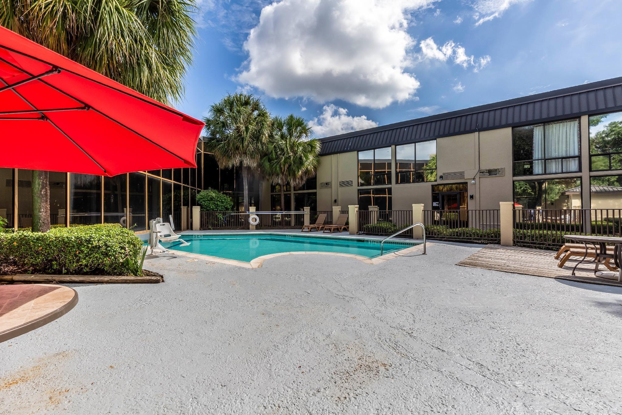 Red Roof Inn Plus & Suites Houston - Iah Airport Sw Exterior photo