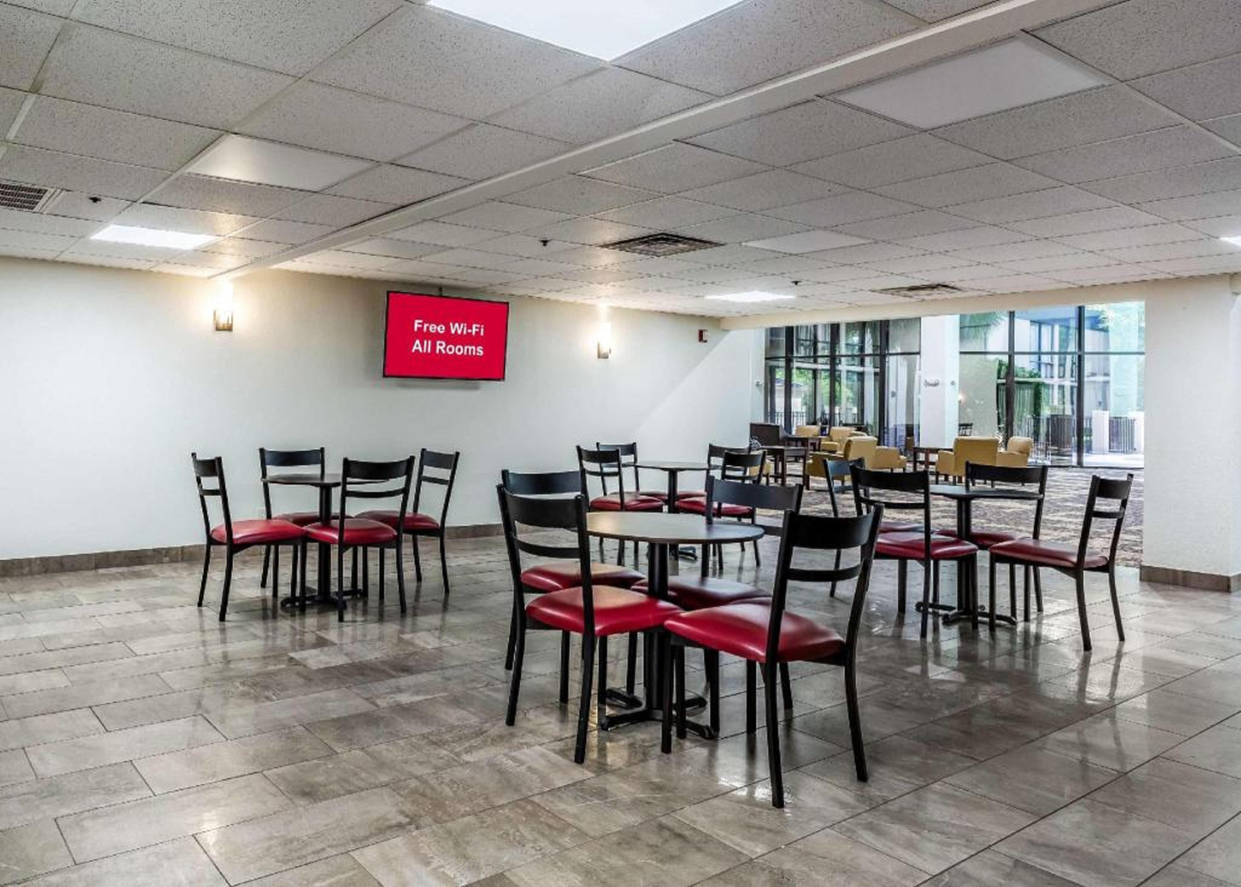 Red Roof Inn Plus & Suites Houston - Iah Airport Sw Exterior photo